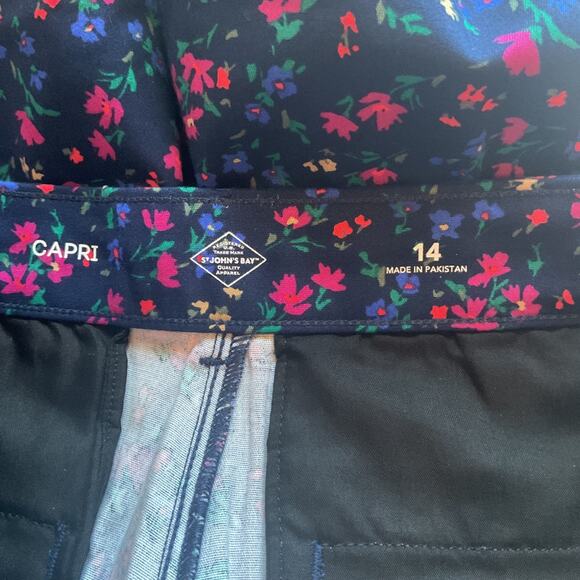 St John'S Bay Navy Floral Mid Rise Easy Fit Capri Panrs 14 - Picture 6 of 8